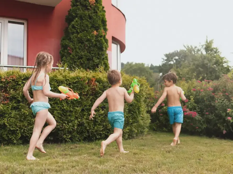 niños jugando en verano