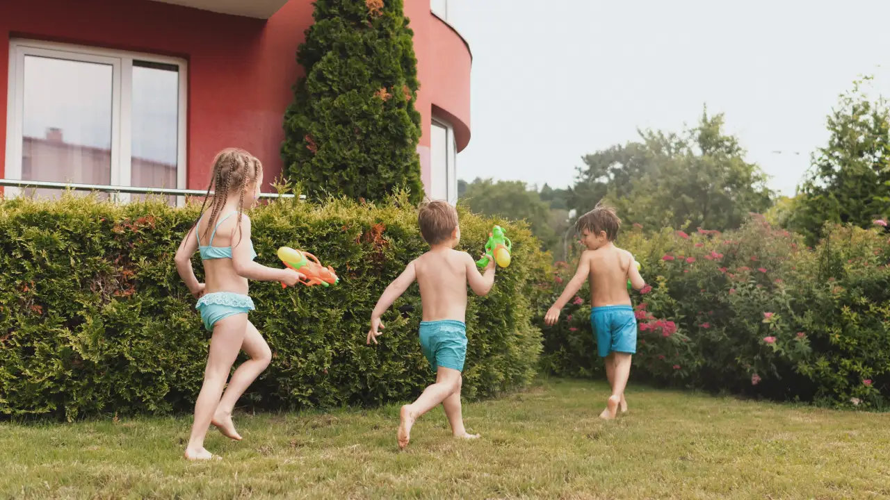 niños jugando en verano
