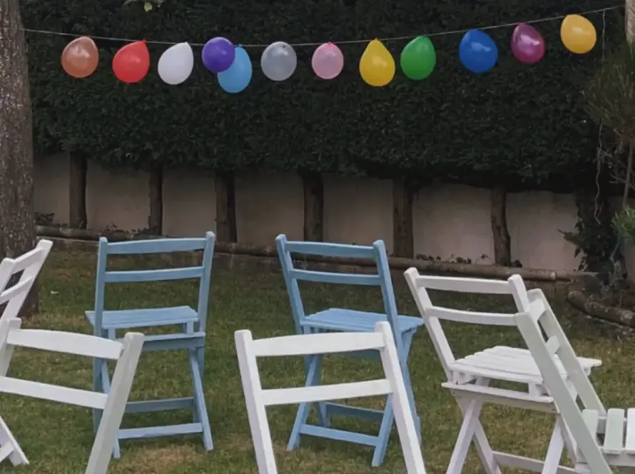 globos y sillas en una fiesta para niños